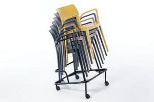 Mithilfe des Rollkarrens lassen sich die Stühle einfach transportieren